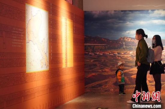 圖為參觀者參觀“大道攸歸：五涼文化展”展陳文物。　九美旦增 攝