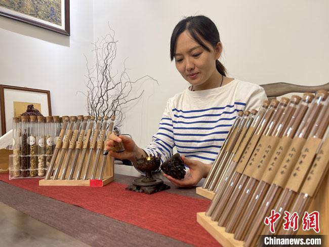 圖為魯雯展示燃香禮儀?！「攥?攝