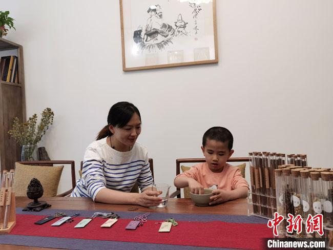 圖為魯雯為小學(xué)員授課和培訓(xùn)?！●T志軍 攝