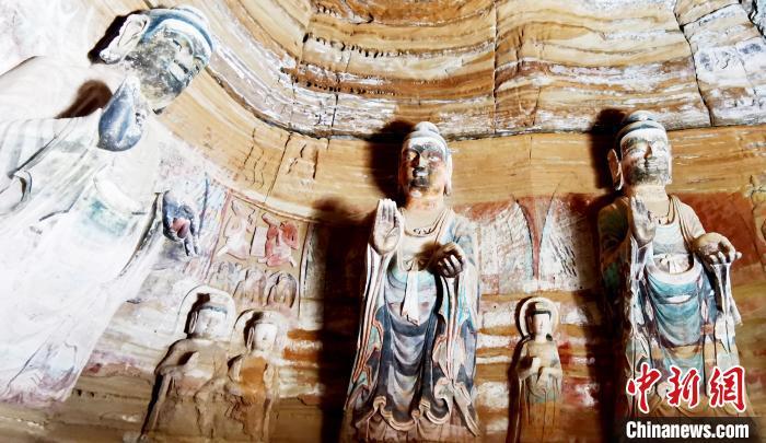 北石窟寺窟內造像因受水顯得斑駁?！“瑧c龍 攝