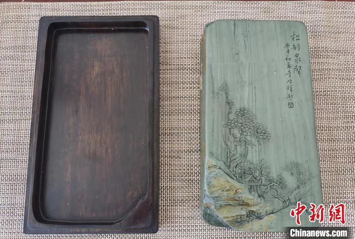圖為甘肅甘南州洮硯藝人為提升洮硯文化內(nèi)涵，制作“一盒一拓”成品展示。(資料圖) 張婧 攝