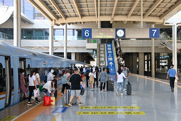 暑運(yùn)大幕開啟。蘭州鐵路局供圖