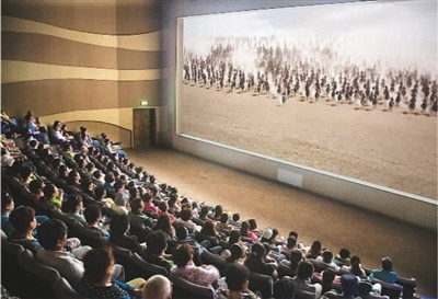 游客在莫高窟數(shù)字展示中心觀看主題電影《千年莫高》。