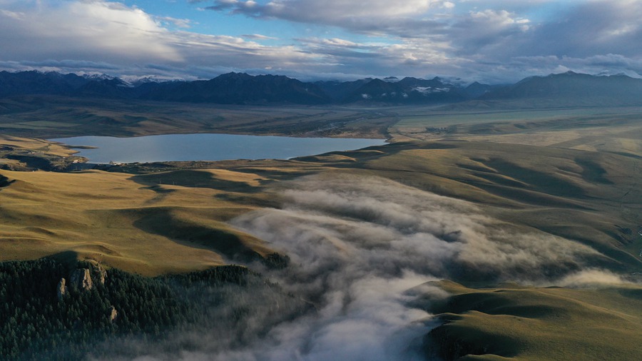 甘肅山丹馬場：峽谷云霧似仙境。 王超攝