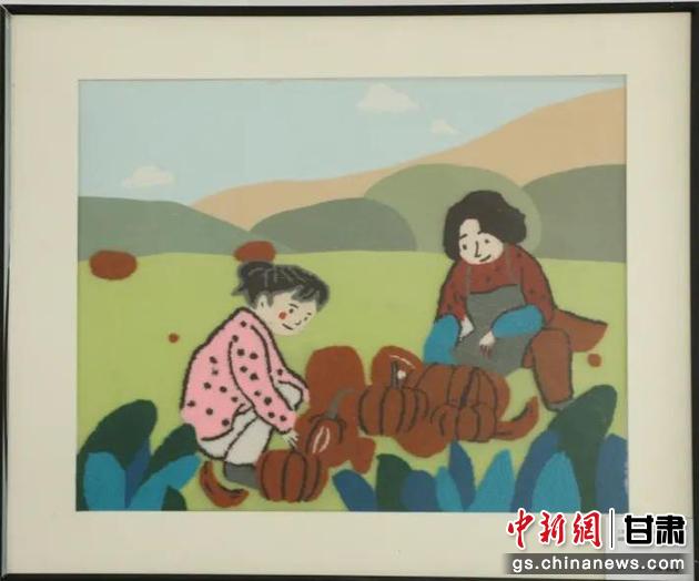 嘉峪關(guān)市新城鎮(zhèn)新城村農(nóng)業(yè)產(chǎn)業(yè)園區(qū)內(nèi)，母女兩人在摘南瓜。刺繡 馬艾米乃 繡稿 敬紅霞