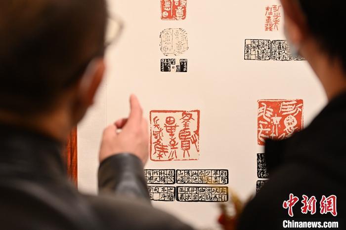 圖為甘肅蘭州，參展作品吸引參觀者。 中新社記者 李亞龍 攝