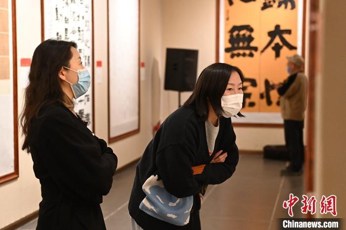 圖為甘肅蘭州，參展書法作品吸引參觀者。 中新社記者 李亞龍 攝