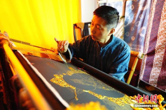 系統(tǒng)性挖掘整理古代敦煌刺繡，是甘肅天水市級(jí)非遺代表性項(xiàng)目武山刺繡代表性傳承人劉云帆這兩年最緊要的工作之一。圖為劉云帆在創(chuàng)作富含敦煌刺繡元素的作品。 中新社發(fā) 謝秉錫 攝 