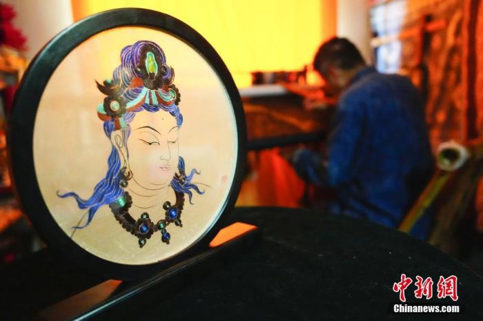 圖為劉云帆所創(chuàng)作的敦煌元素刺繡作品。 中新社發(fā) 謝秉錫 攝