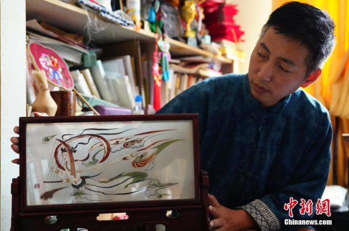 圖為劉云帆展示敦煌元素的刺繡作品。 中新社發(fā) 謝秉錫 攝