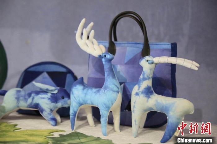 圖為許靜的非遺文創(chuàng)作品。(資料圖) 甘肅省非遺保護(hù)中心供圖