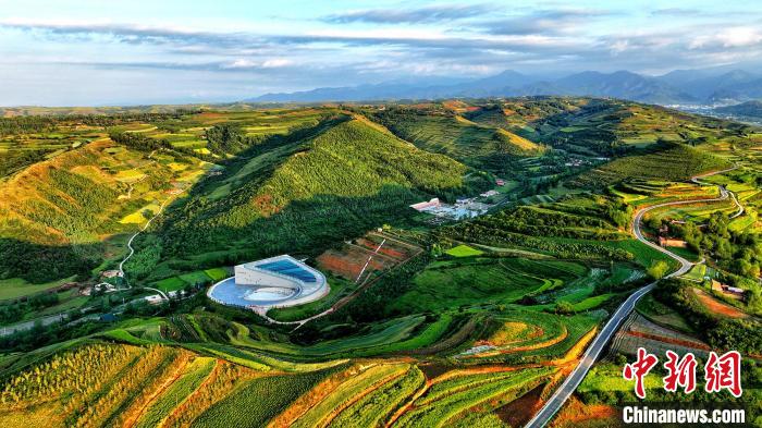 航拍視角下的樺林古動物化石埋藏原址館。該館位于臨夏州和政縣。(資料圖) 和政宣傳部供圖