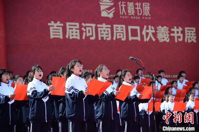 圖為學(xué)生們?cè)陂_(kāi)幕式上誦讀經(jīng)典?！×赫赵?攝