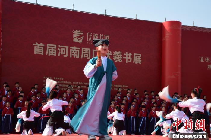 圖為學(xué)生們?cè)陂_(kāi)幕式上誦讀經(jīng)典?！×赫赵?攝