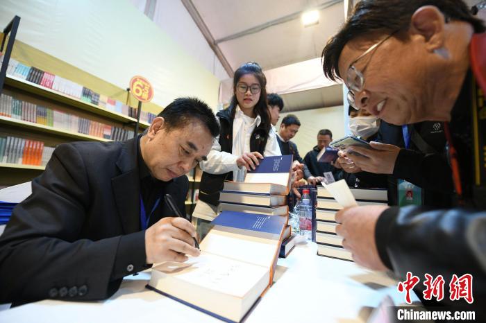 圖為作家王躍文現(xiàn)場(chǎng)簽名售書?！×赫赵?攝