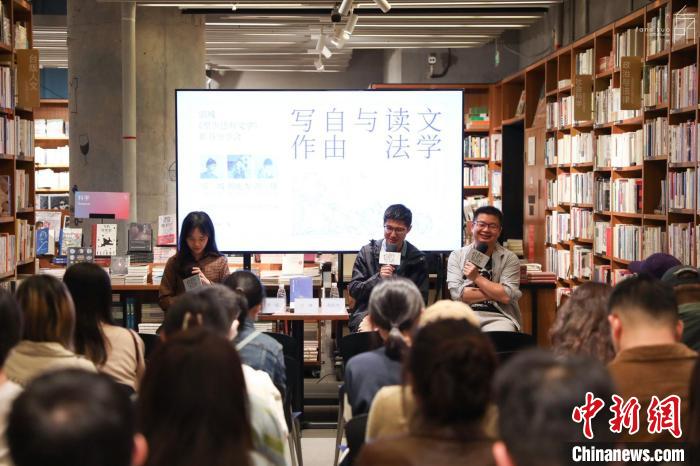 《至少還有文學(xué)》推出：在今天，我們?yōu)槭裁催€需要文學(xué)？