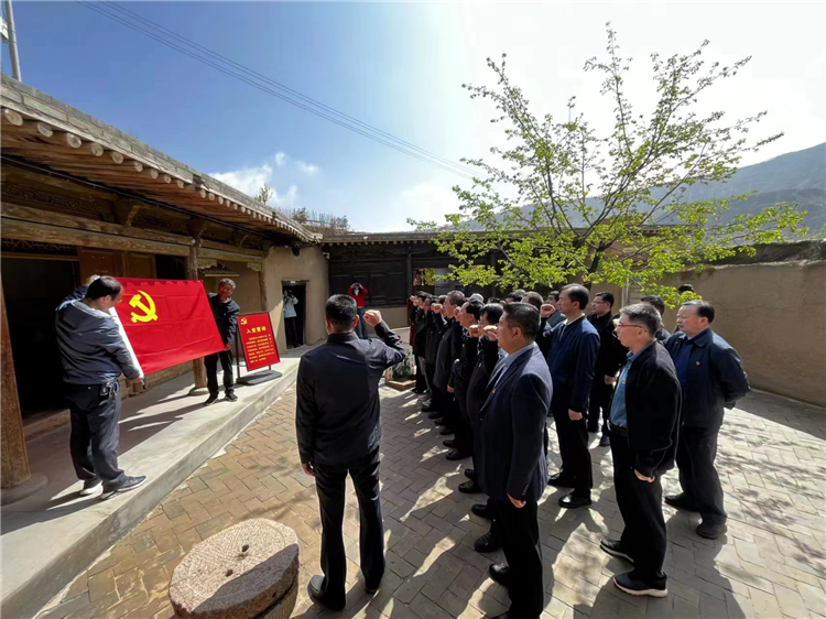 圖為臨夏州紀委監(jiān)委組織黨員干部在東鄉(xiāng)縣布塄溝黨史教育基地開展革命教育活動，賡續(xù)紅色血脈、汲取奮進力量、激發(fā)干事熱情。.png