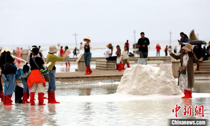 圖為游客在茶卡鹽湖拍照。　薛蒂 攝