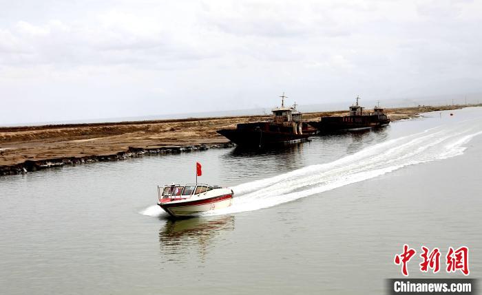 圖為茶卡鹽湖?！⊙Φ?攝