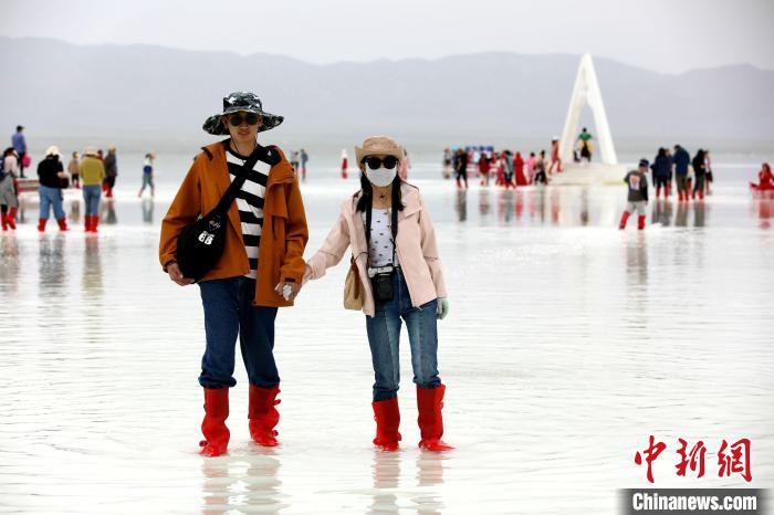 圖為游客在茶卡鹽湖之中?！⊙Φ?攝