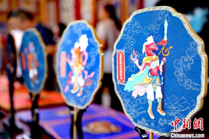 圖為唐卡延伸產(chǎn)品?！⊙Φ?攝