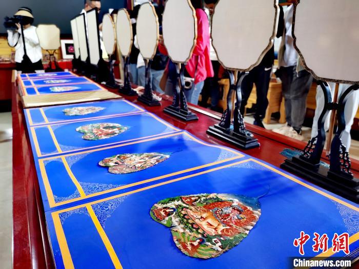 圖為唐卡延伸產(chǎn)品?！?zhí)砀?攝