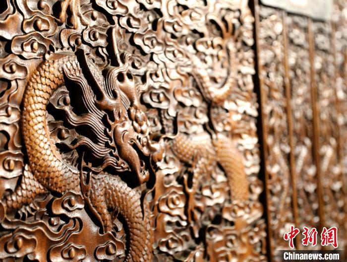 圖為青海永錄民俗博物館內(nèi)珍藏的中式家具細(xì)節(jié)展示?！⊙Φ?攝