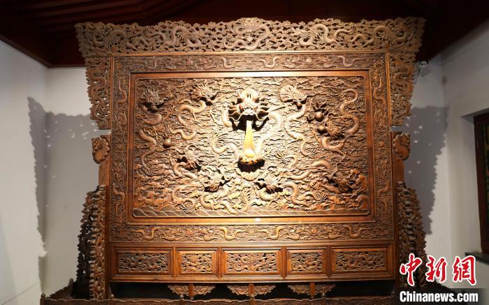 圖為青海永錄民俗博物館內(nèi)珍藏的中式家具?！⊙Φ?攝