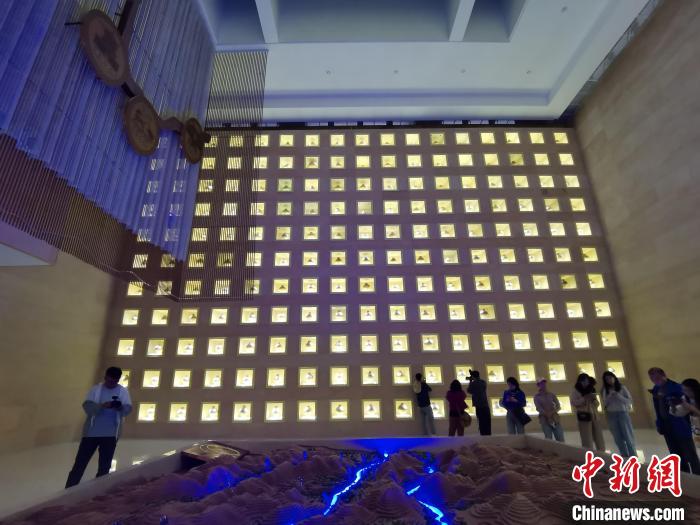 圖為河湟文化博物館序廳的左右彩陶墻放置的374件彩陶?！?zhí)砀?攝