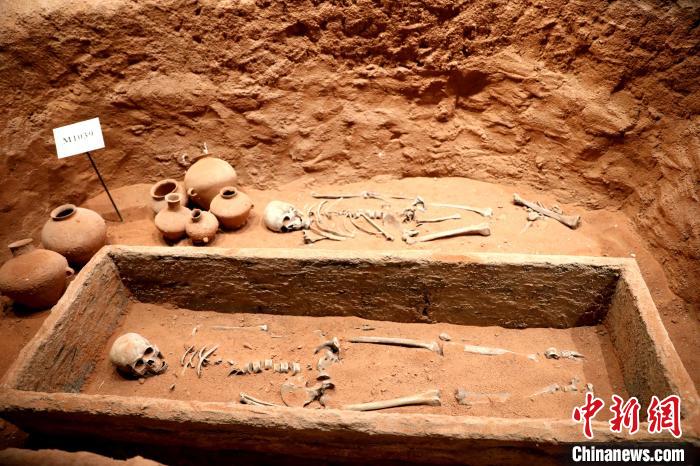 圖為河湟文化博物館復制展陳的墓葬及其彩陶陪葬品?！⊙Φ?攝