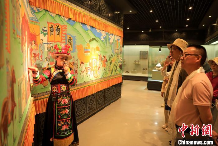 圖為媒體記者了解土族文化。　薛蒂 攝