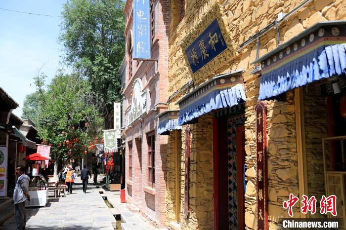 圖為平安驛·河湟民俗文化體驗地的門店?！⊙Φ?攝