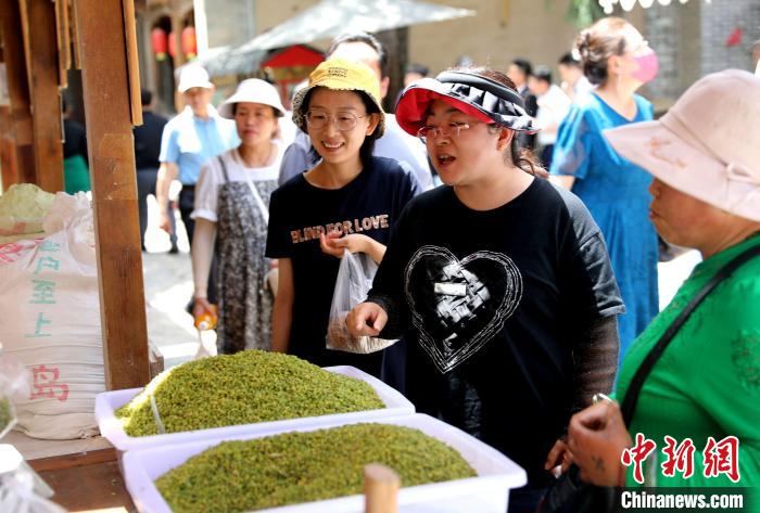 圖為民眾購買青海特色小吃?！⊙Φ?攝