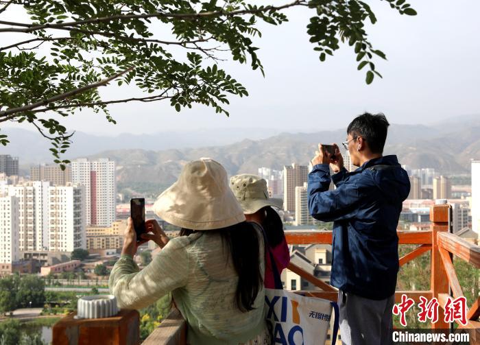 圖為媒體記者登頂朝陽山?！⊙Φ?攝