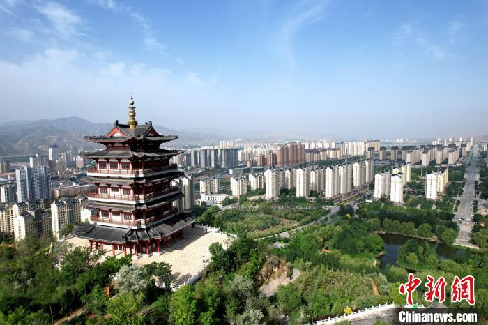 圖為航拍樂都區(qū)朝陽山片區(qū)?！⊙Φ?攝