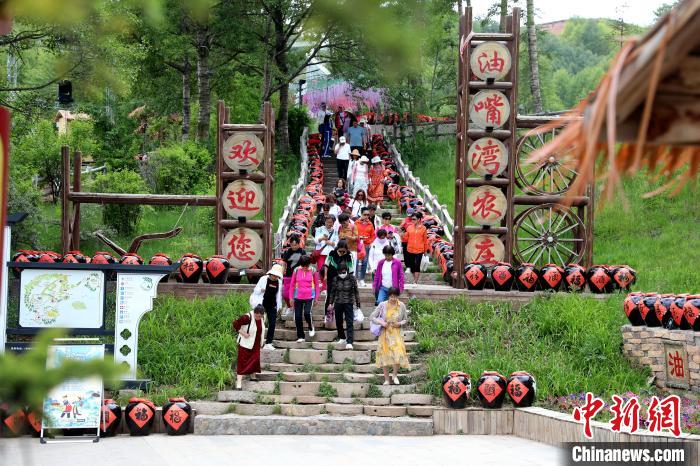 圖為油嘴灣生態(tài)文化景區(qū)的游客?！⊙Φ?攝