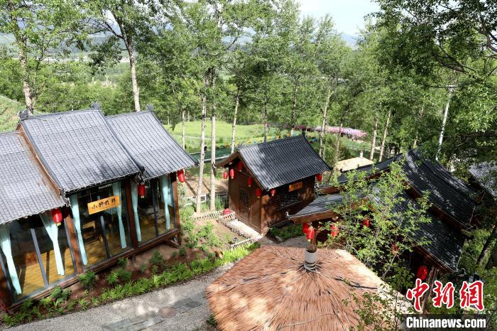 圖為景區(qū)內(nèi)依山而建的民宿?！⊙Φ?攝