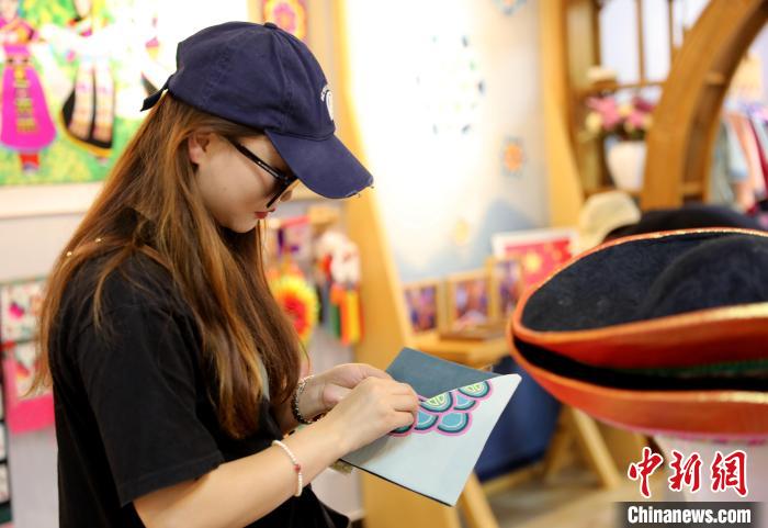 圖為民眾體驗(yàn)國家級(jí)非遺項(xiàng)目盤繡技藝。　薛蒂 攝