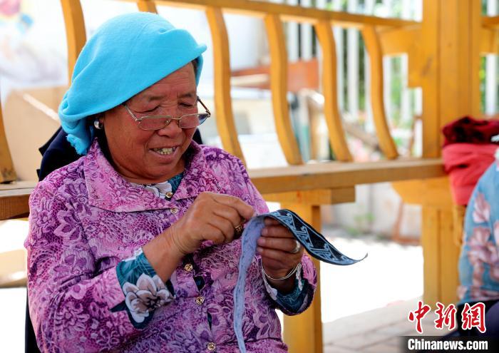 圖為繡娘在土族盤繡園內(nèi)制作盤繡?！⊙Φ?攝