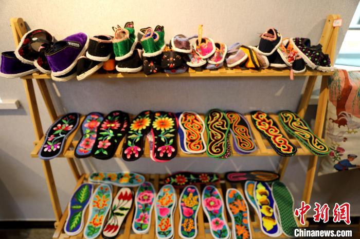 圖為盤繡作品。　薛蒂 攝