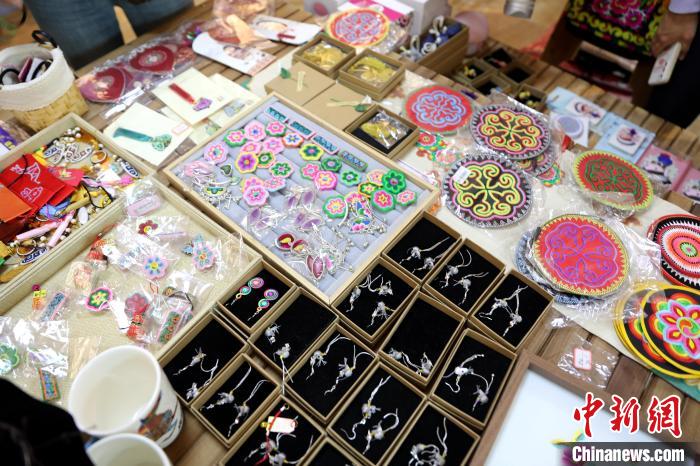 圖為盤繡作品?！⊙Φ?攝