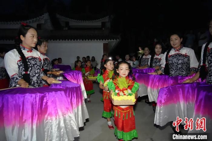 甘肅省西和縣姜席鎮(zhèn)晚霞湖畔，當?shù)孛耖g舉行盛大的乞巧儀式。魏朵朵 攝