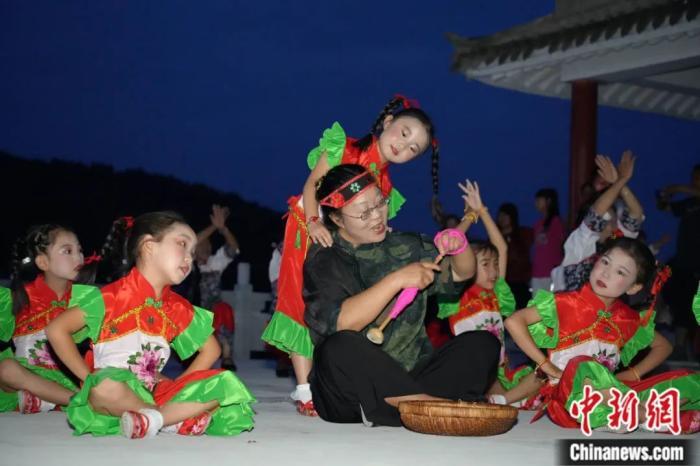 甘肅省西和縣小朋友們迎接“巧娘娘”。魏朵朵 攝