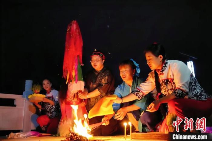 持續(xù)七天八夜的乞巧節(jié)正在西漢水上游的甘肅省西和縣進行。西和縣姜席鎮(zhèn)晚霞湖畔，民眾“巧頭”點蠟、炷香、焚裱紙、跪拜，準備將“巧娘娘”請進院。魏朵朵 攝