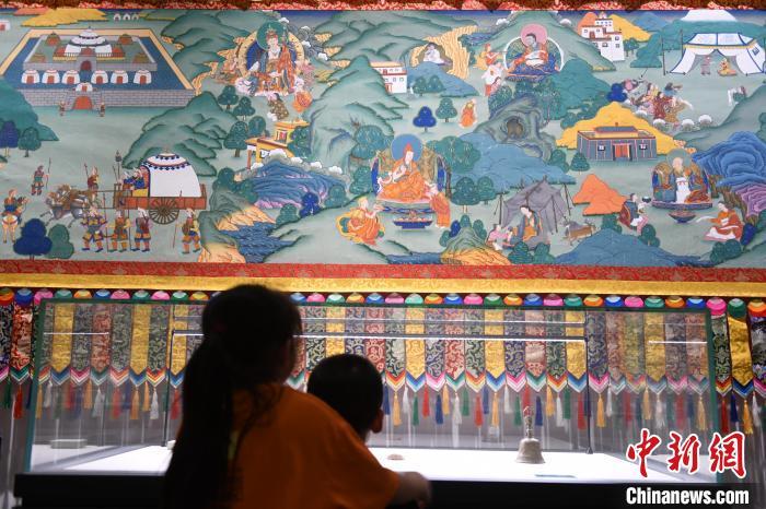 8月20日，兩名小觀眾參觀大型歷史題材卷軸唐卡“涼州會盟”?！〈魑牟?攝