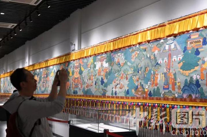 圖為觀眾觀看唐卡《涼州會盟》。 中新社記者 戴文昌 攝