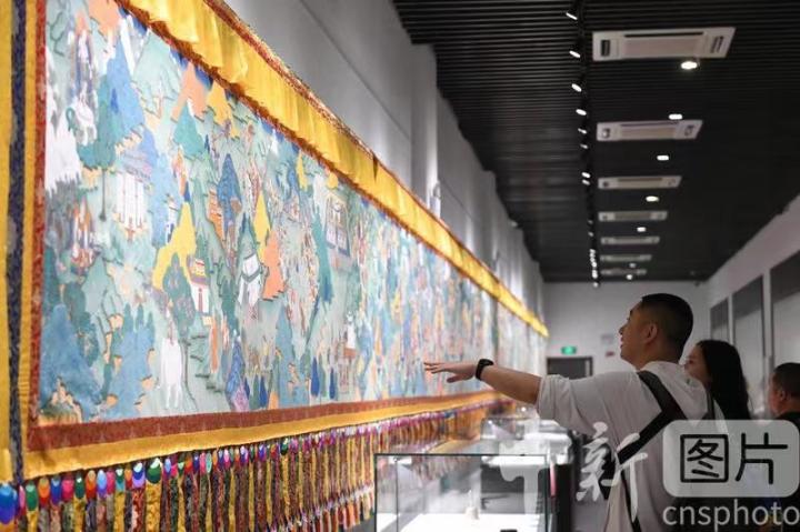 圖為觀眾參觀唐卡《涼州會盟》。 中新社記者 戴文昌 攝