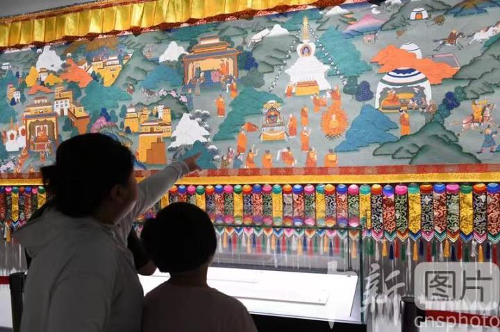 圖為觀眾觀看唐卡《涼州會盟》。 中新社記者 戴文昌 攝