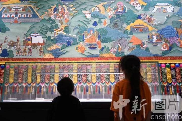 圖為觀眾參觀唐卡《涼州會盟》。 中新社記者 戴文昌 攝