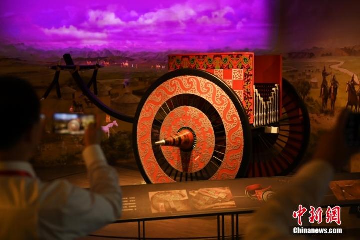 8月16日，甘肅省天水市張家川回族自治縣馬家塬車輿博物館內(nèi)，游客拍攝等比例的戰(zhàn)國西戎車輿復(fù)制品。